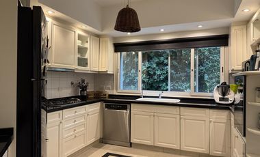 Casa en venta desarrollada sobre doble lote