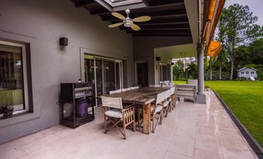 Casa en venta desarrollada sobre doble lote