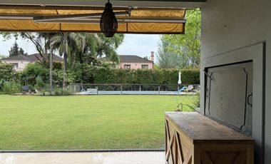 Casa en venta desarrollada sobre doble lote