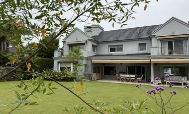 Casa en venta desarrollada sobre doble lote