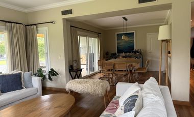 Casa en venta desarrollada sobre doble lote