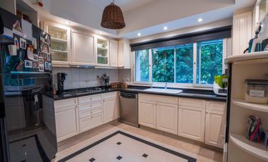 Casa en venta desarrollada sobre doble lote