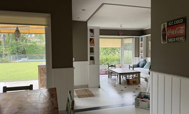 Casa en venta desarrollada sobre doble lote