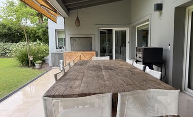 Casa en venta desarrollada sobre doble lote