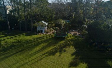 Casa en venta desarrollada sobre doble lote