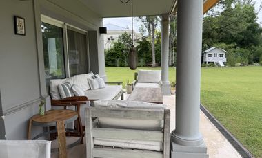 Casa en venta desarrollada sobre doble lote