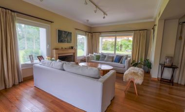 Casa en venta desarrollada sobre doble lote