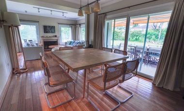 Casa en venta desarrollada sobre doble lote