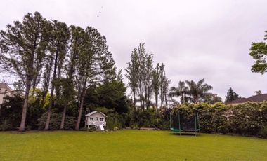 Casa en venta desarrollada sobre doble lote