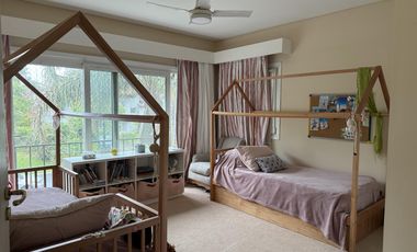 Casa en venta desarrollada sobre doble lote