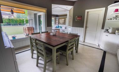 Casa en venta desarrollada sobre doble lote