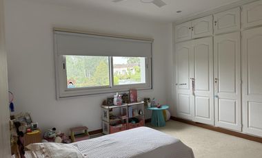 Casa en venta desarrollada sobre doble lote