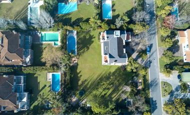 Casa en venta desarrollada sobre doble lote