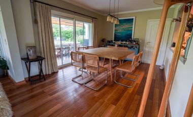 Casa en venta desarrollada sobre doble lote