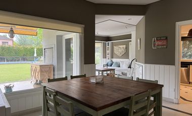 Casa en venta desarrollada sobre doble lote