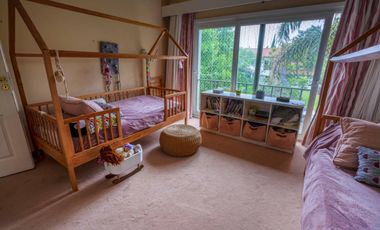 Casa en venta desarrollada sobre doble lote