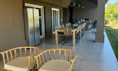 Casa en venta - 4 Dormitorios 4 Baños - Pilar