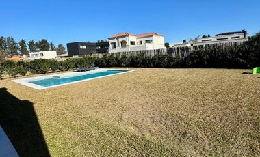 Casa en venta - 4 Dormitorios 4 Baños - Pilar