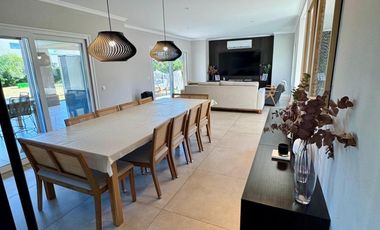 Casa en venta - 4 Dormitorios 4 Baños - Pilar