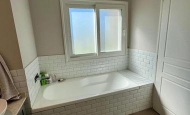 Casa en venta - 4 Dormitorios 4 Baños - Pilar