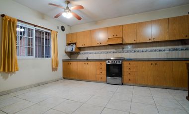 Galpón de 300m2 con dos departamentos de 65m2 c/u en Rotonda de Bajo Boulogne