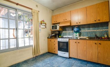 Galpón de 300m2 con dos departamentos de 65m2 c/u en Rotonda de Bajo Boulogne