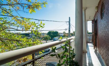 Galpón de 300m2 con dos departamentos de 65m2 c/u en Rotonda de Bajo Boulogne