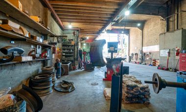 Galpón de 300m2 con dos departamentos de 65m2 c/u en Rotonda de Bajo Boulogne