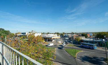 Galpón de 300m2 con dos departamentos de 65m2 c/u en Rotonda de Bajo Boulogne