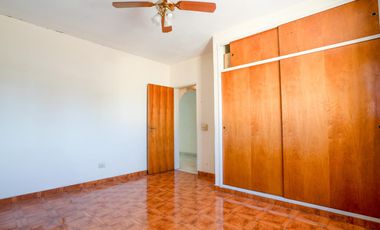 Galpón de 300m2 con dos departamentos de 65m2 c/u en Rotonda de Bajo Boulogne
