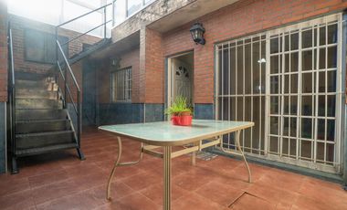Galpón de 300m2 con dos departamentos de 65m2 c/u en Rotonda de Bajo Boulogne