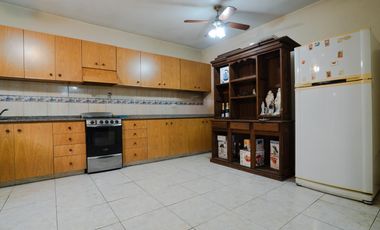 Galpón de 300m2 con dos departamentos de 65m2 c/u en Rotonda de Bajo Boulogne