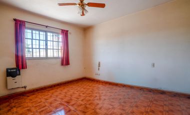 Galpón de 300m2 con dos departamentos de 65m2 c/u en Rotonda de Bajo Boulogne