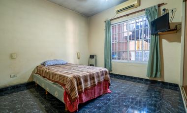 Galpón de 300m2 con dos departamentos de 65m2 c/u en Rotonda de Bajo Boulogne