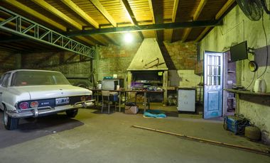 Galpón de 300m2 con dos departamentos de 65m2 c/u en Rotonda de Bajo Boulogne