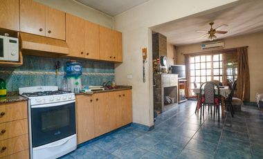 Galpón de 300m2 con dos departamentos de 65m2 c/u en Rotonda de Bajo Boulogne