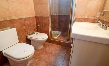 Galpón de 300m2 con dos departamentos de 65m2 c/u en Rotonda de Bajo Boulogne