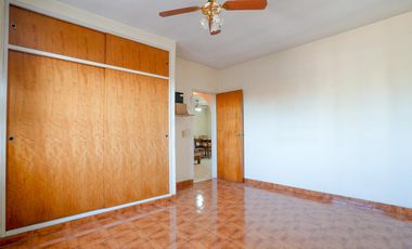 Galpón de 300m2 con dos departamentos de 65m2 c/u en Rotonda de Bajo Boulogne