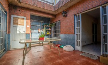 Galpón de 300m2 con dos departamentos de 65m2 c/u en Rotonda de Bajo Boulogne