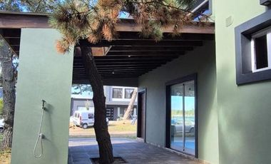 Casa en venta - 3 Dormitorios 2 Baños - Costa del Este