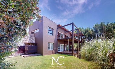 Casa en venta en Costa Esmeralda, barrio residencial