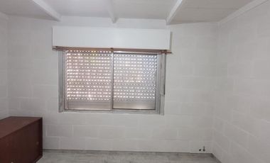 Casa de 2 dormitorios con garage y fondo libre. R. de Escalada