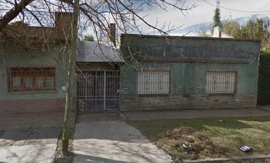 Casa de 2 dormitorios con garage y fondo libre. R. de Escalada