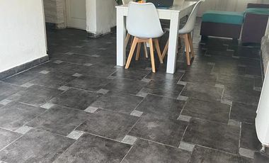 Casa de 2 dormitorios con garage y fondo libre. R. de Escalada