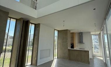 Casa 4 ambientes con pileta en venta y alquiler - Hudson Park