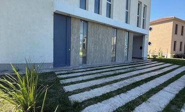 Casa 4 ambientes con pileta en venta y alquiler - Hudson Park