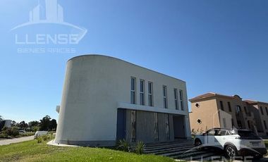 Casa 4 ambientes con pileta en venta y alquiler - Hudson Park