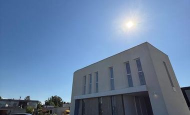 Casa 4 ambientes con pileta en venta y alquiler - Hudson Park