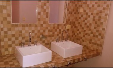 ARGUELLO-GRAN CASA-4 Dorm-1 suite/vestidor-4 baños-Cava-Doble cochera-Pileta- 3 terrazas