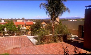 ARGUELLO-GRAN CASA-4 Dorm-1 suite/vestidor-4 baños-Cava-Doble cochera-Pileta- 3 terrazas